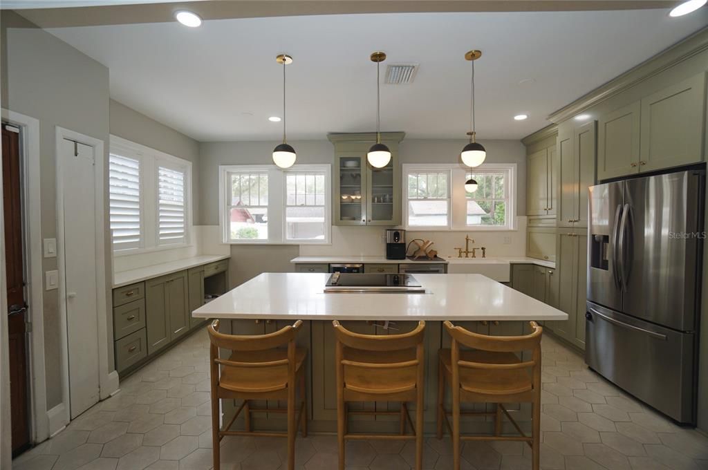 For Rent: $4,995 (4 beds, 2 baths, 2525 Square Feet)