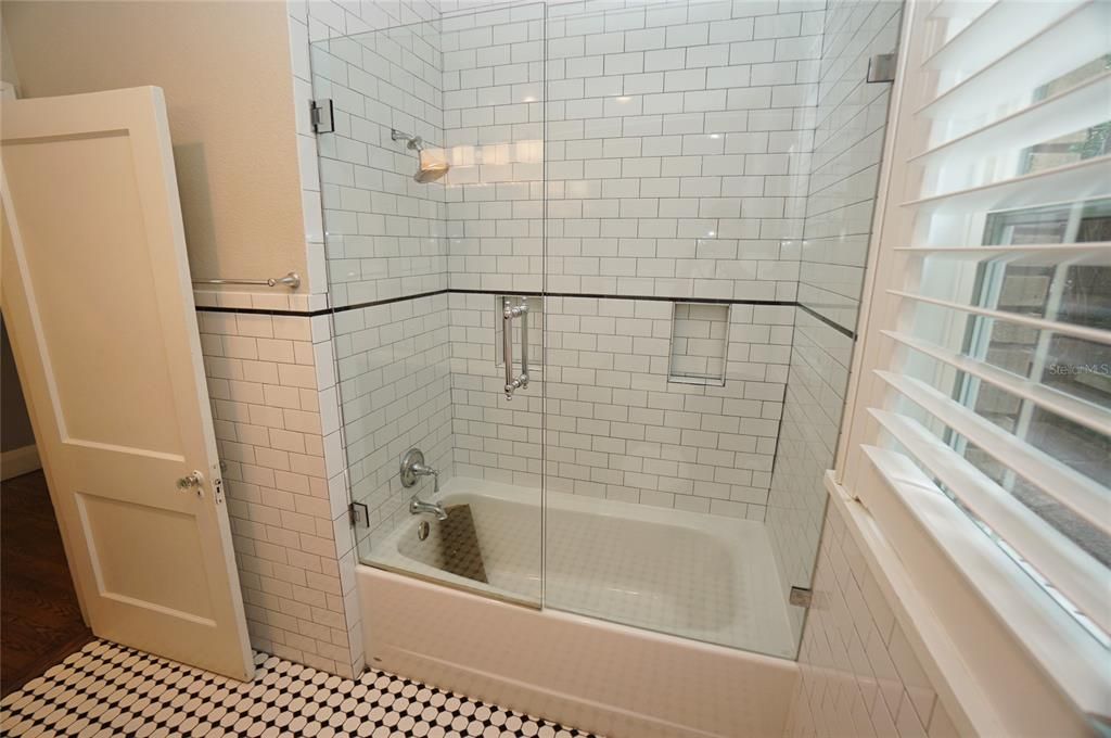 For Rent: $4,995 (4 beds, 2 baths, 2525 Square Feet)