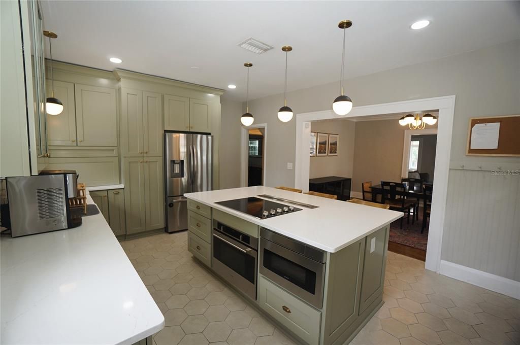 For Rent: $4,995 (4 beds, 2 baths, 2525 Square Feet)
