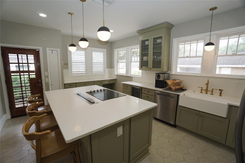 For Rent: $4,995 (4 beds, 2 baths, 2525 Square Feet)