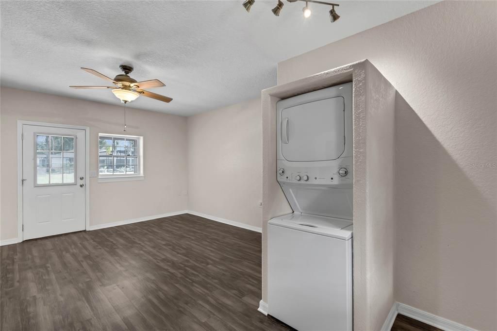 Active With Contract: $700,000 (3 beds, 2 baths, 1708 Square Feet)