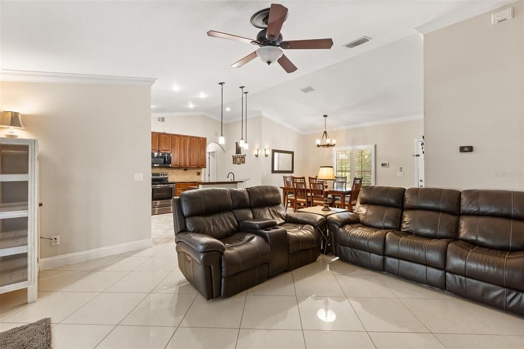 Active With Contract: $700,000 (3 beds, 2 baths, 1708 Square Feet)