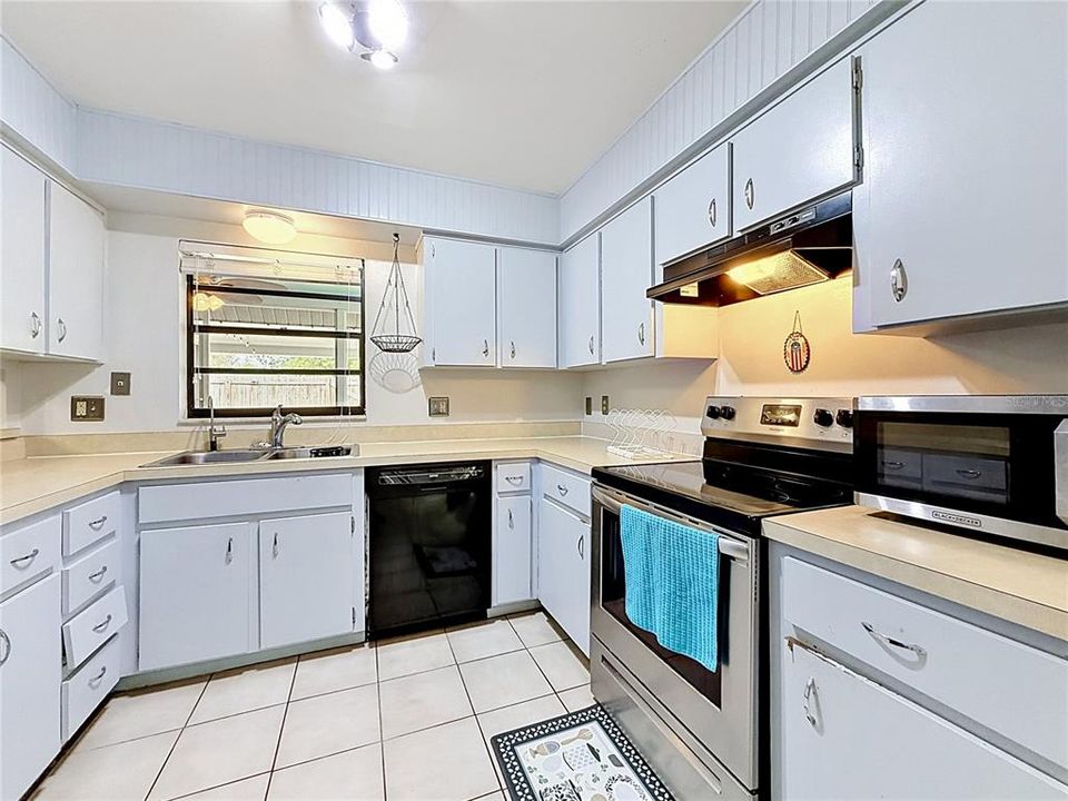 For Sale: $359,900 (3 beds, 2 baths, 1231 Square Feet)