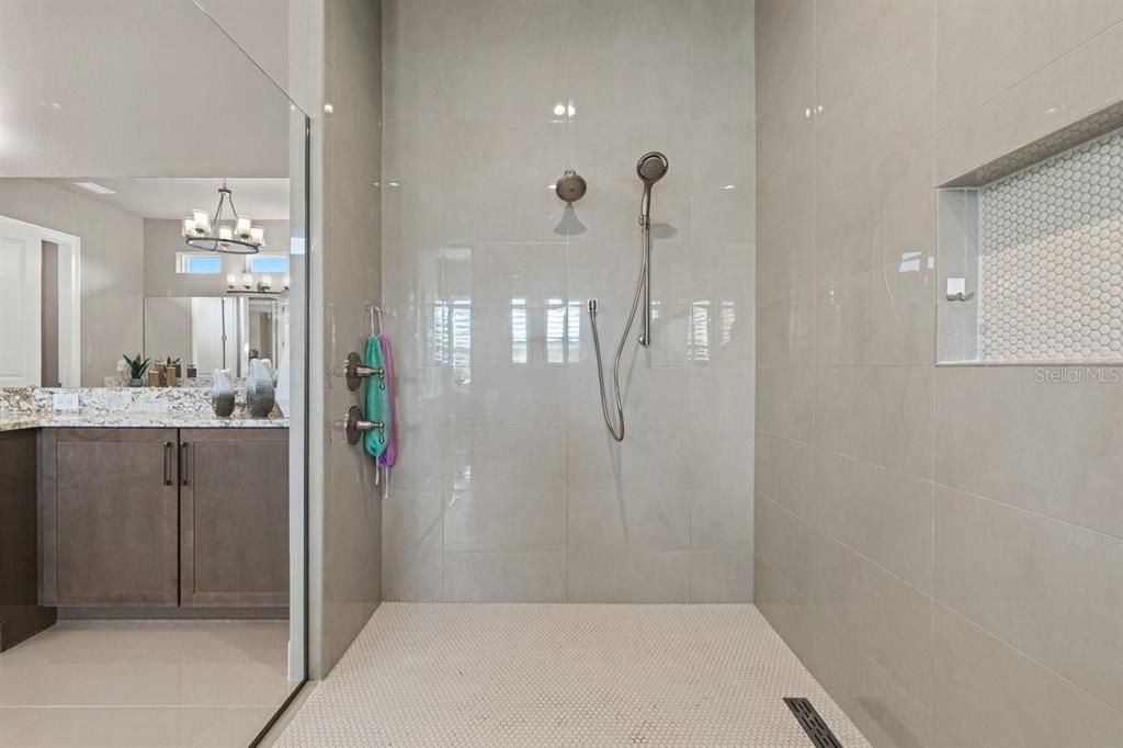 For Sale: $2,100,000 (5 beds, 5 baths, 4272 Square Feet)