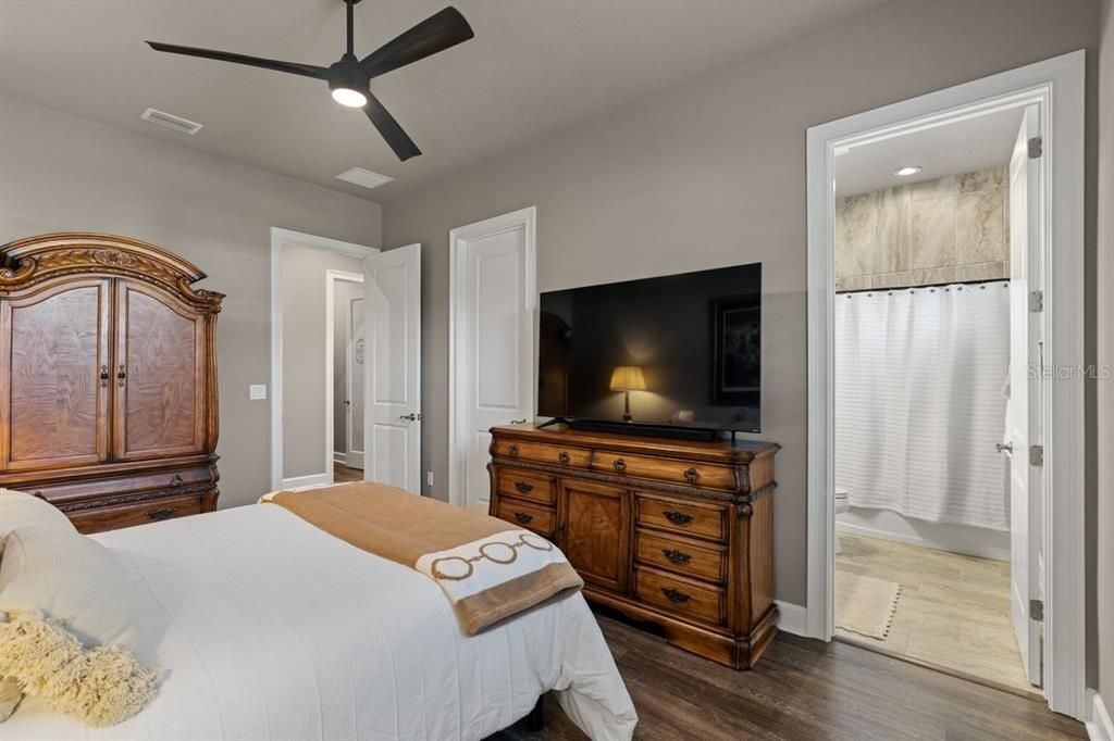 For Sale: $2,100,000 (5 beds, 5 baths, 4272 Square Feet)