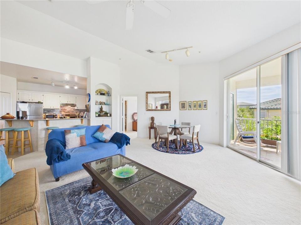 For Sale: $239,000 (2 beds, 2 baths, 1048 Square Feet)