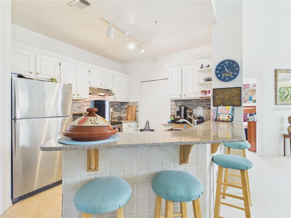 For Sale: $239,000 (2 beds, 2 baths, 1048 Square Feet)