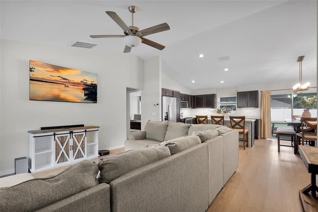 For Sale: $279,900 (3 beds, 2 baths, 1308 Square Feet)