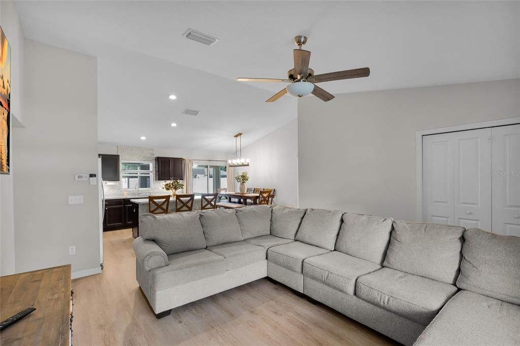 For Sale: $279,900 (3 beds, 2 baths, 1308 Square Feet)