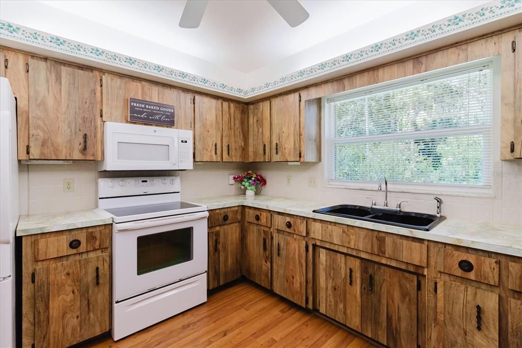 For Sale: $353,000 (2 beds, 2 baths, 1301 Square Feet)