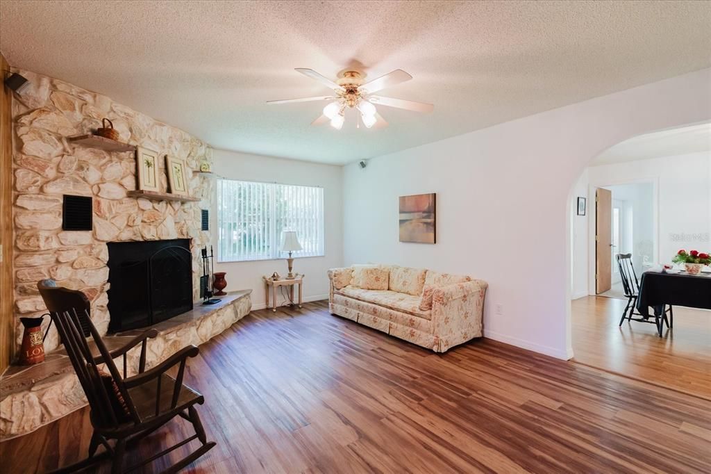 For Sale: $353,000 (2 beds, 2 baths, 1301 Square Feet)