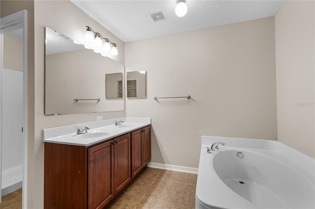 En Venta: $419,900 (4 camas, 2 baños, 2804 Pies cuadrados)