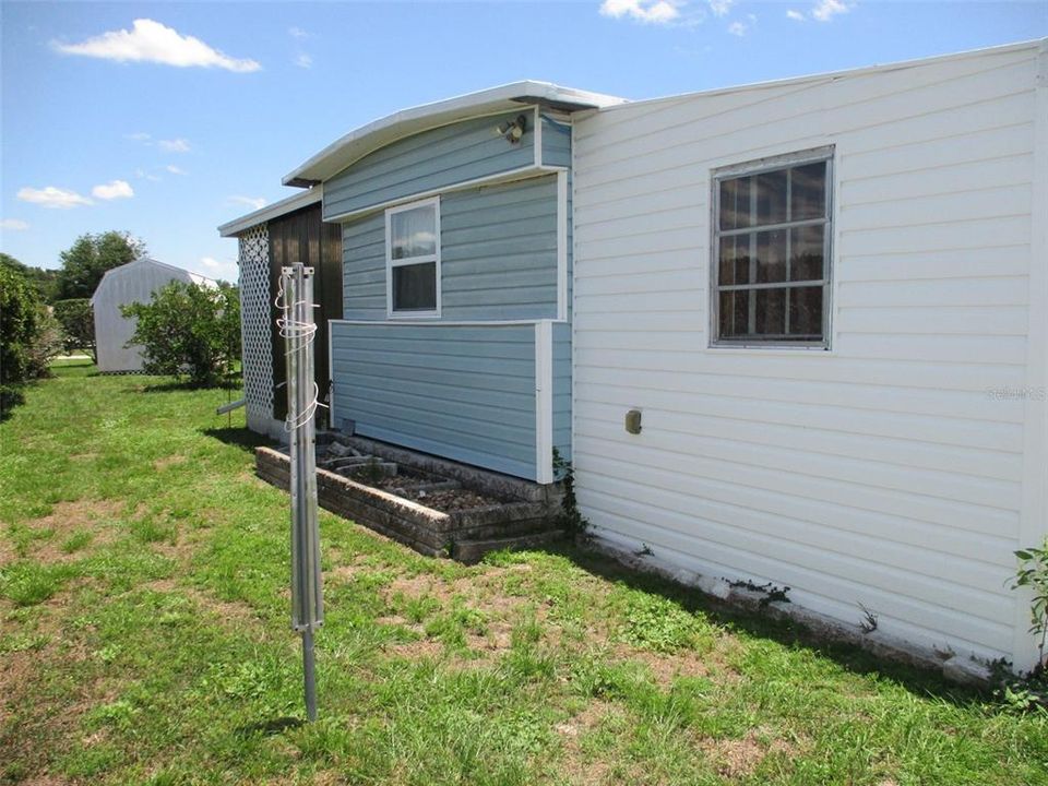 For Sale: $125,000 (2 beds, 1 baths, 804 Square Feet)