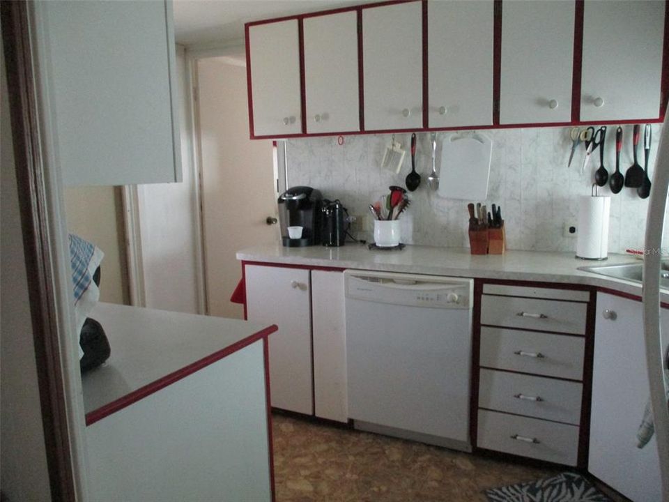 For Sale: $125,000 (2 beds, 1 baths, 804 Square Feet)