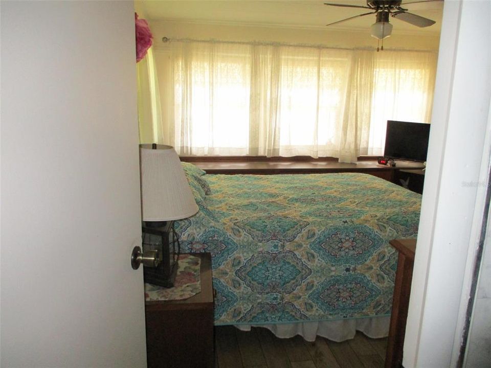 For Sale: $125,000 (2 beds, 1 baths, 804 Square Feet)