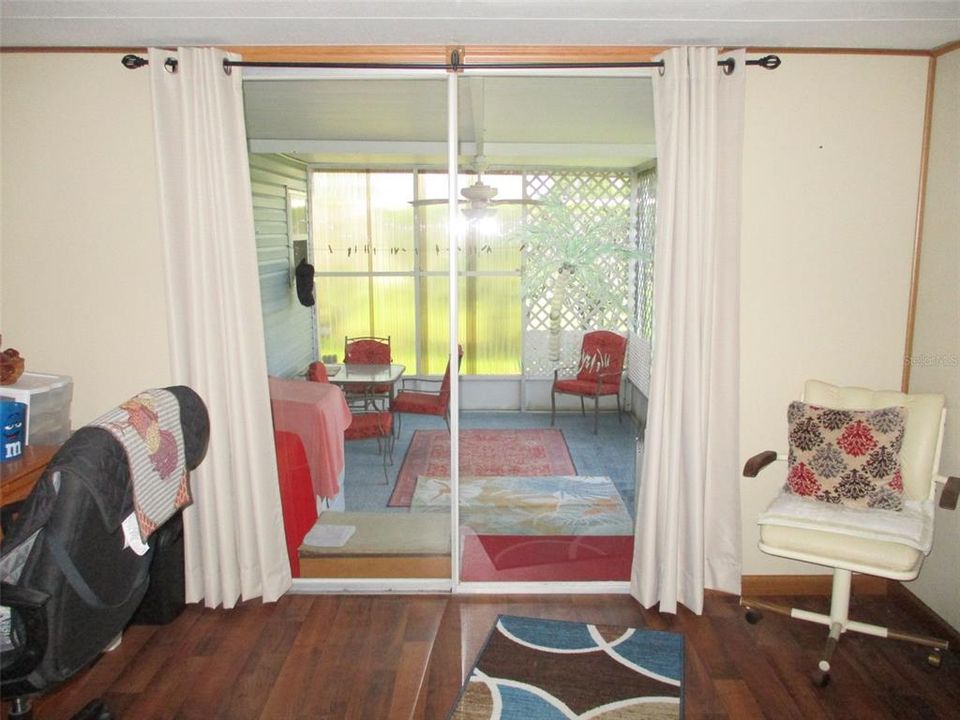 For Sale: $125,000 (2 beds, 1 baths, 804 Square Feet)