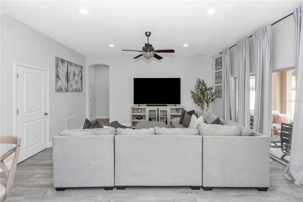 En Venta: $649,900 (4 camas, 2 baños, 2892 Pies cuadrados)