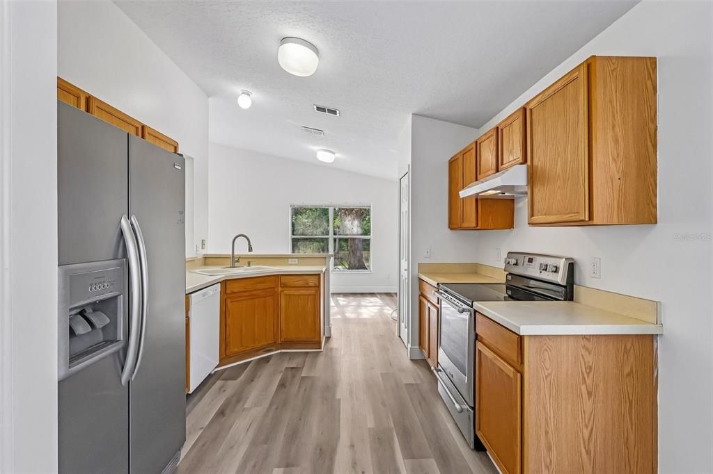 For Sale: $350,000 (3 beds, 2 baths, 1253 Square Feet)