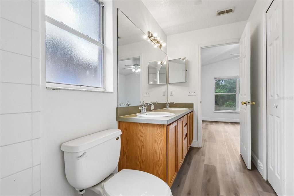For Sale: $350,000 (3 beds, 2 baths, 1253 Square Feet)