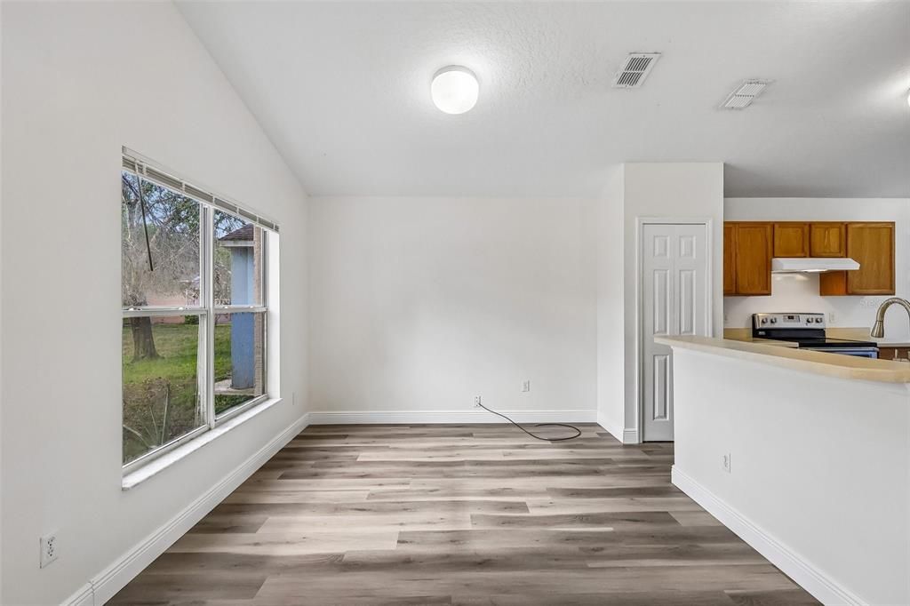 For Sale: $350,000 (3 beds, 2 baths, 1253 Square Feet)