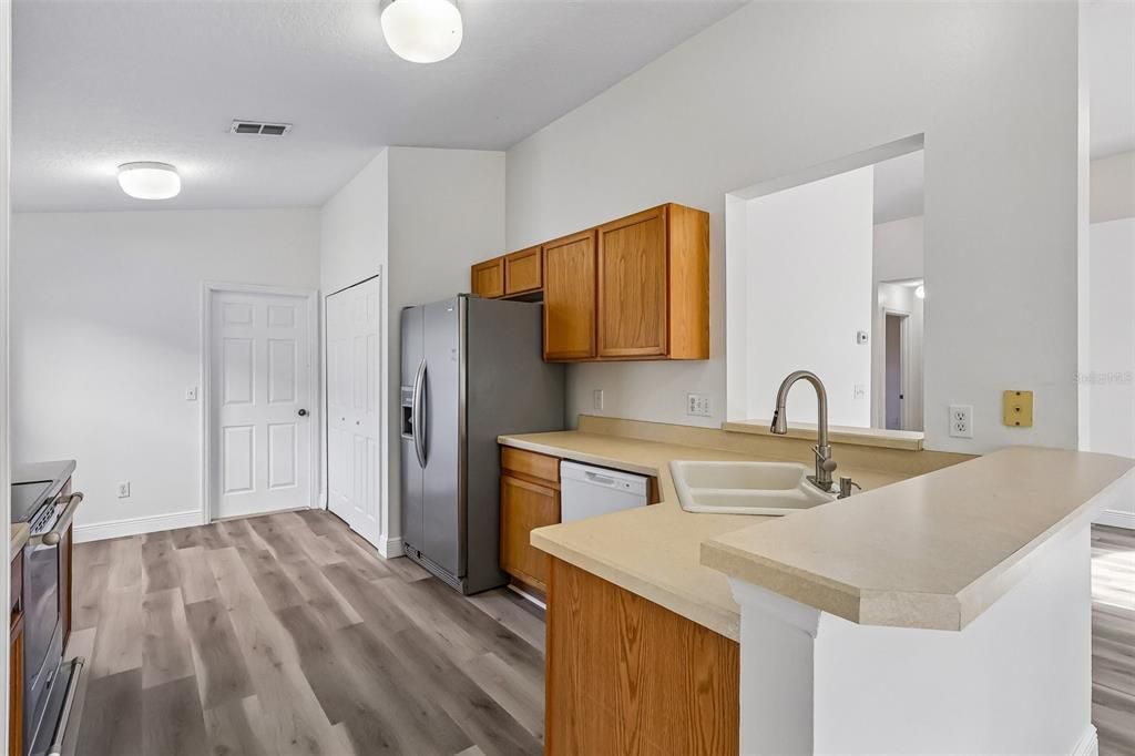 For Sale: $350,000 (3 beds, 2 baths, 1253 Square Feet)