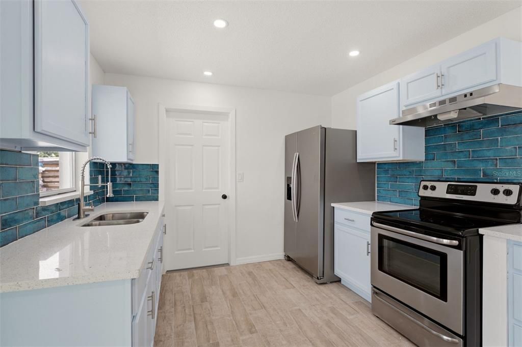 For Sale: $309,900 (2 beds, 2 baths, 1010 Square Feet)