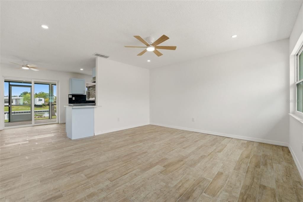 For Sale: $309,900 (2 beds, 2 baths, 1010 Square Feet)