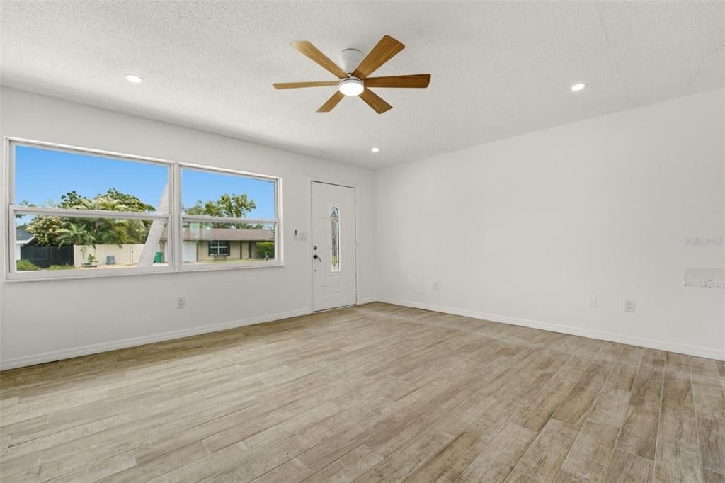 For Sale: $309,900 (2 beds, 2 baths, 1010 Square Feet)