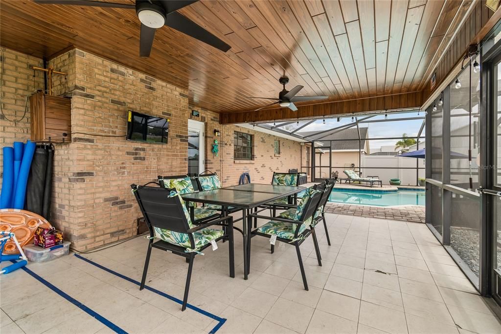 For Sale: $700,000 (4 beds, 2 baths, 1852 Square Feet)