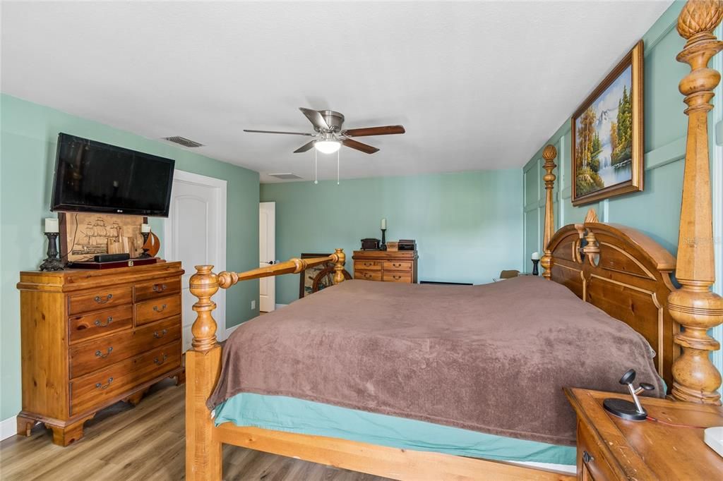 For Sale: $700,000 (4 beds, 2 baths, 1852 Square Feet)