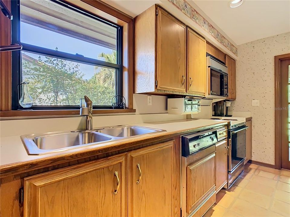 For Sale: $315,000 (3 beds, 2 baths, 2204 Square Feet)