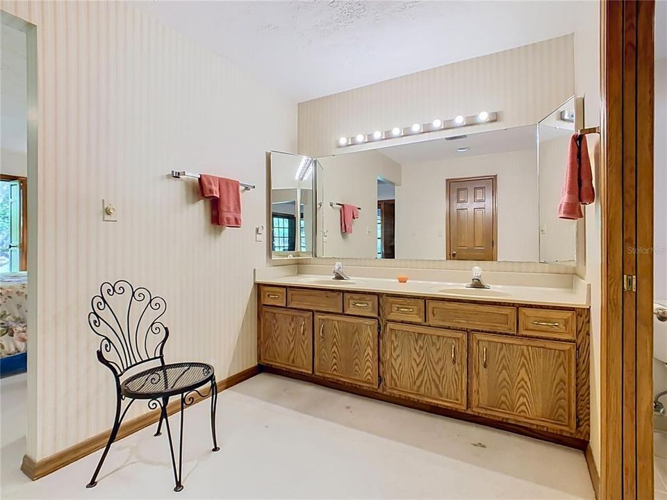 For Sale: $315,000 (3 beds, 2 baths, 2204 Square Feet)