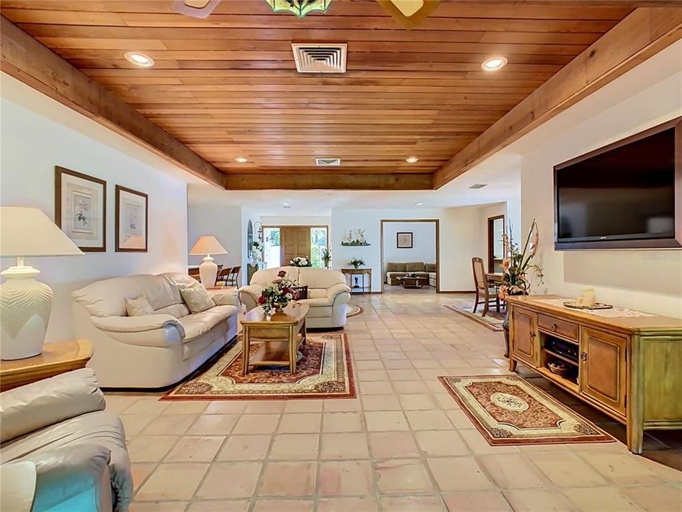 For Sale: $315,000 (3 beds, 2 baths, 2204 Square Feet)