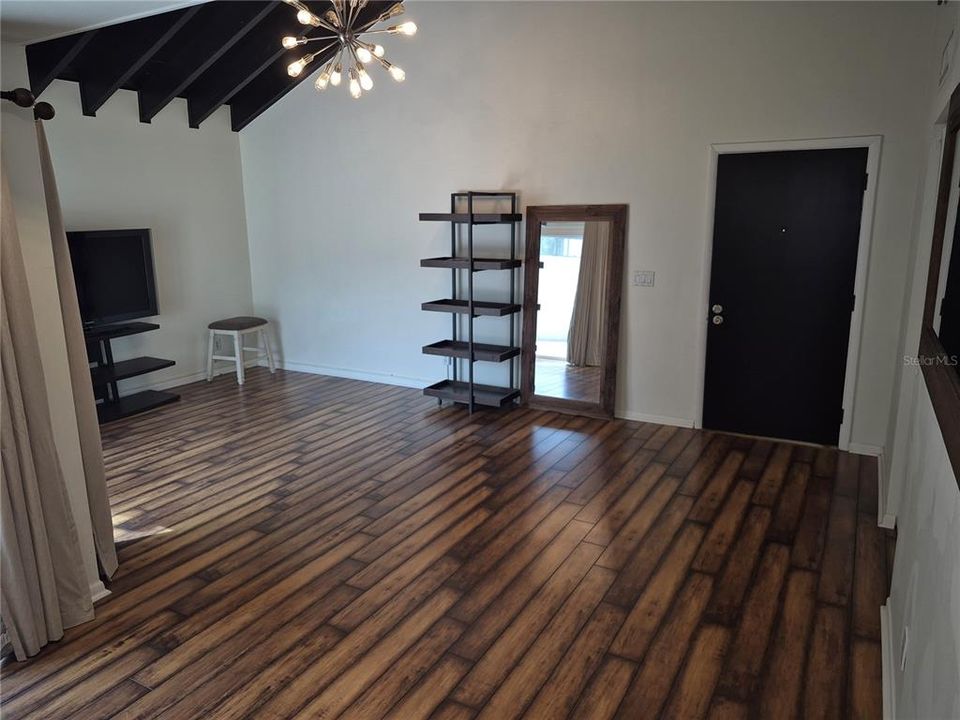 For Rent: $2,950 (4 beds, 2 baths, 1585 Square Feet)