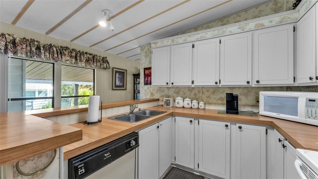 For Sale: $144,900 (2 beds, 2 baths, 1170 Square Feet)