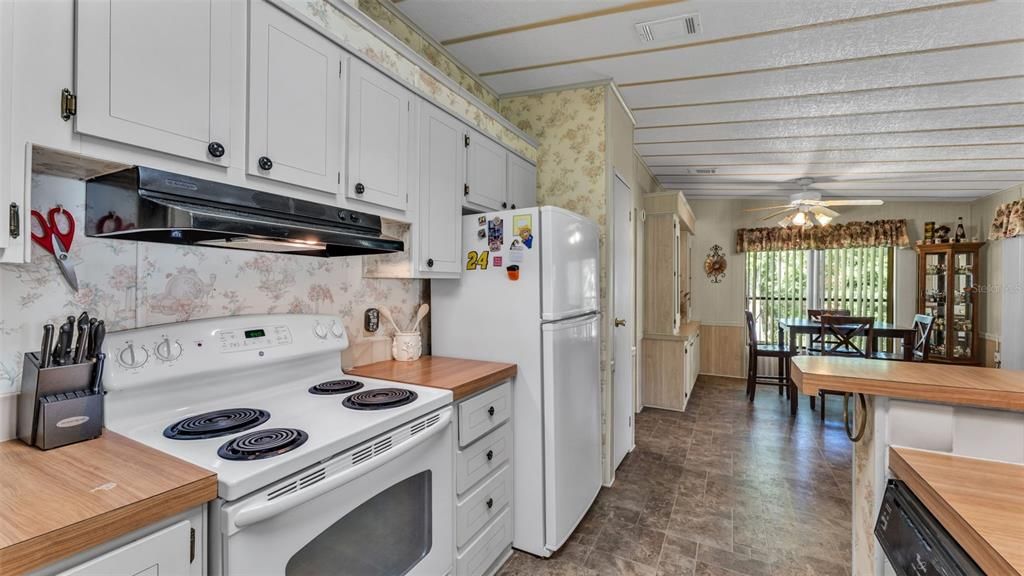 For Sale: $144,900 (2 beds, 2 baths, 1170 Square Feet)