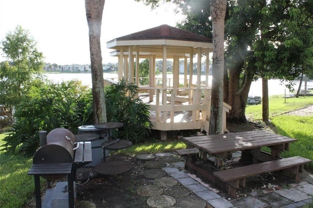 For Sale: $135,000 (1 beds, 1 baths, 581 Square Feet)