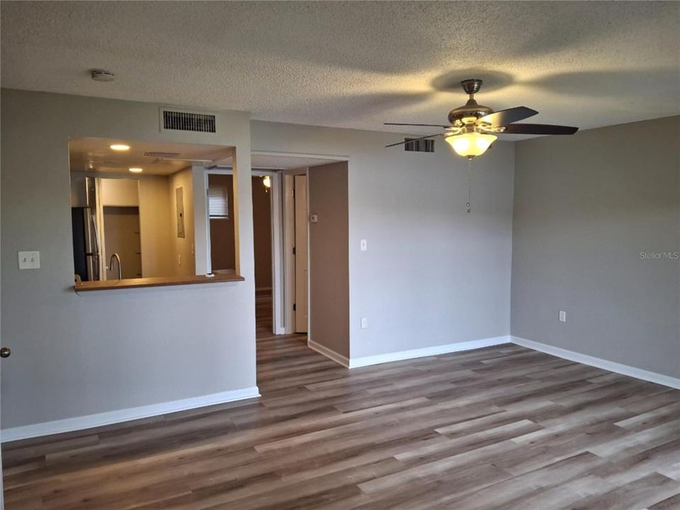 For Sale: $135,000 (1 beds, 1 baths, 581 Square Feet)