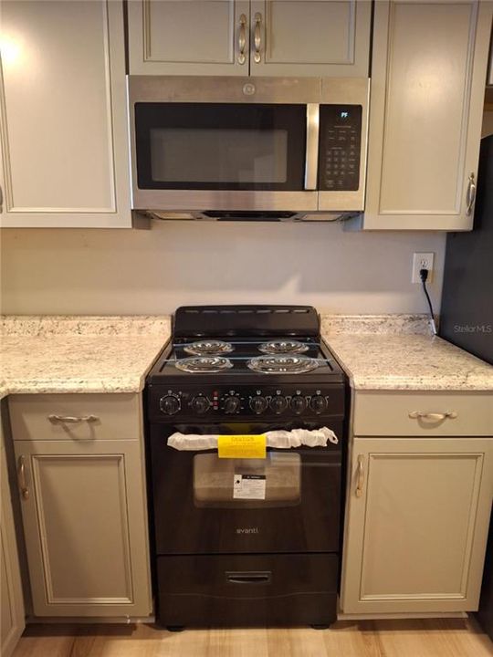 For Sale: $135,000 (1 beds, 1 baths, 581 Square Feet)