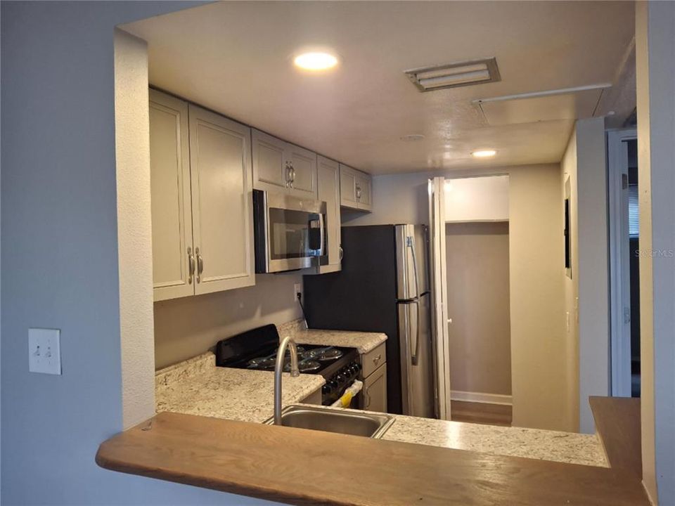 For Sale: $135,000 (1 beds, 1 baths, 581 Square Feet)
