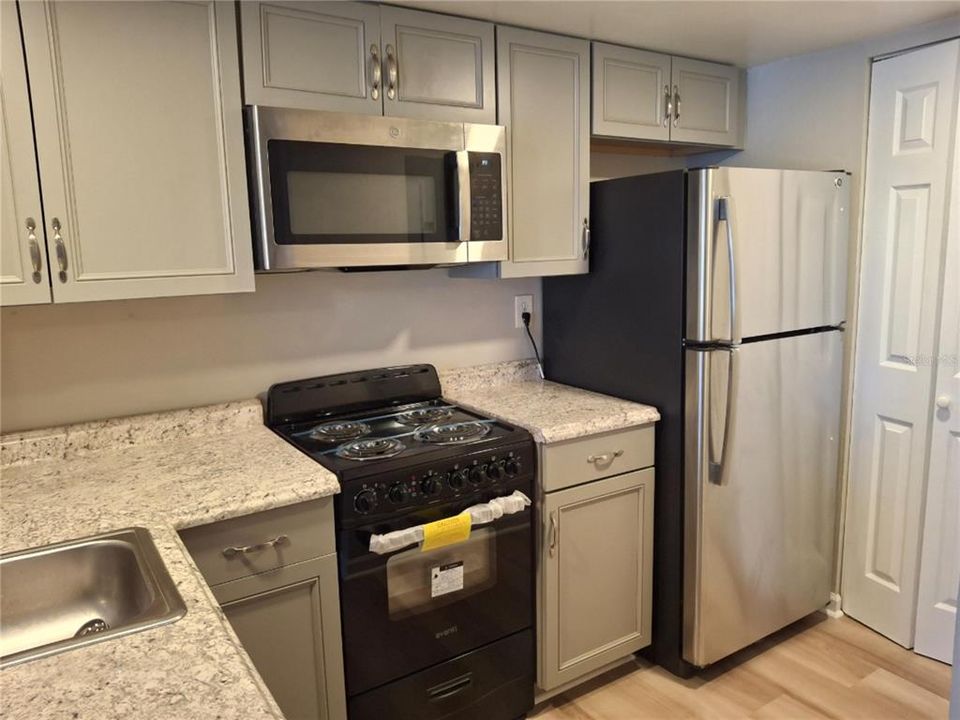 For Sale: $135,000 (1 beds, 1 baths, 581 Square Feet)