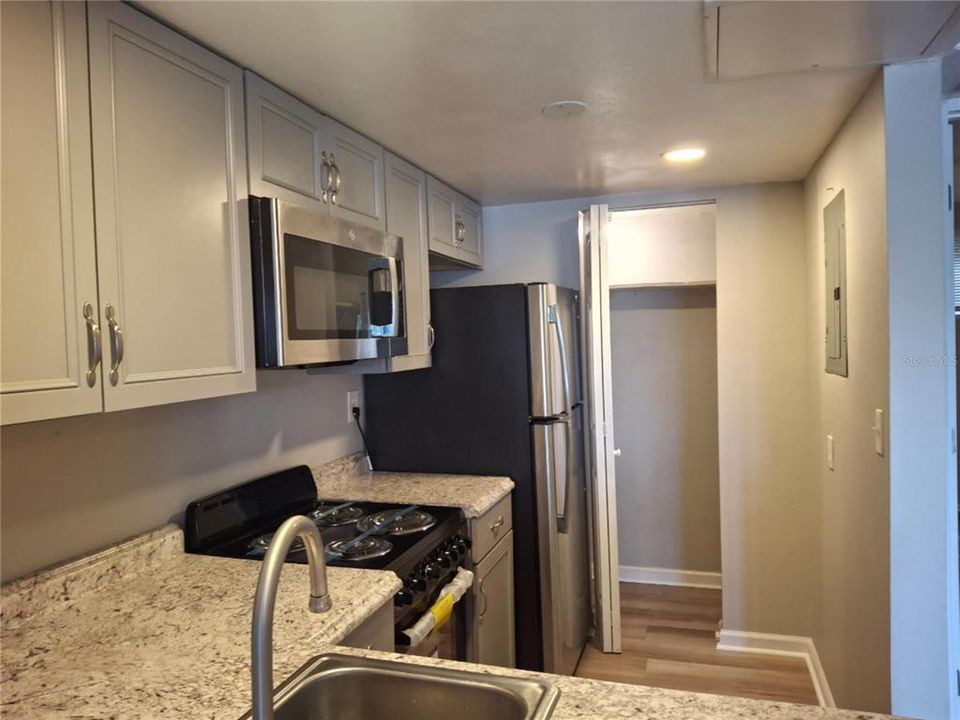 For Sale: $135,000 (1 beds, 1 baths, 581 Square Feet)