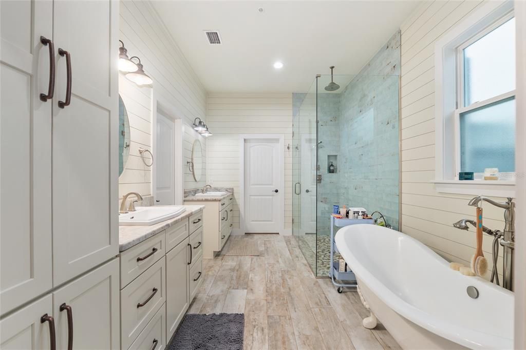 For Sale: $3,799,000 (2 beds, 2 baths, 1940 Square Feet)