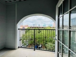 For Sale: $135,000 (1 beds, 1 baths, 685 Square Feet)