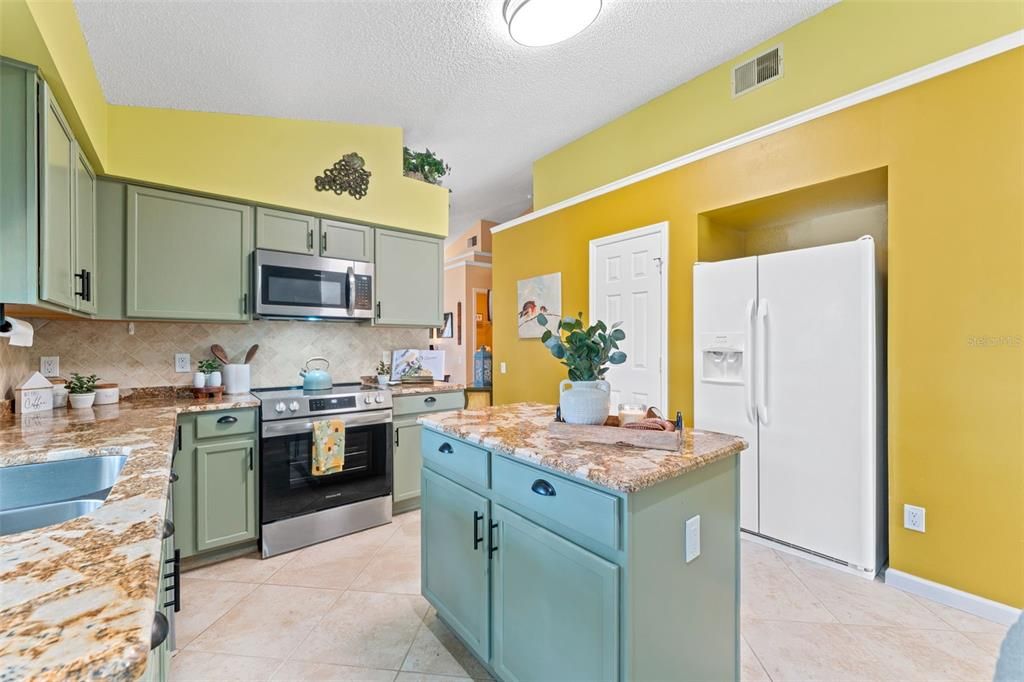 For Sale: $499,000 (3 beds, 2 baths, 1936 Square Feet)