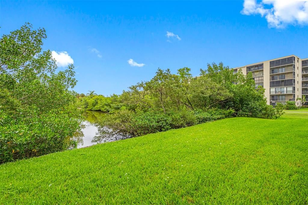 For Sale: $170,000 (2 beds, 2 baths, 960 Square Feet)