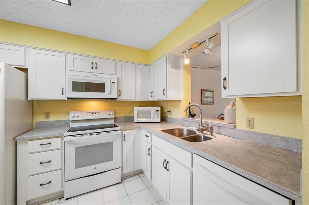 For Sale: $170,000 (2 beds, 2 baths, 960 Square Feet)