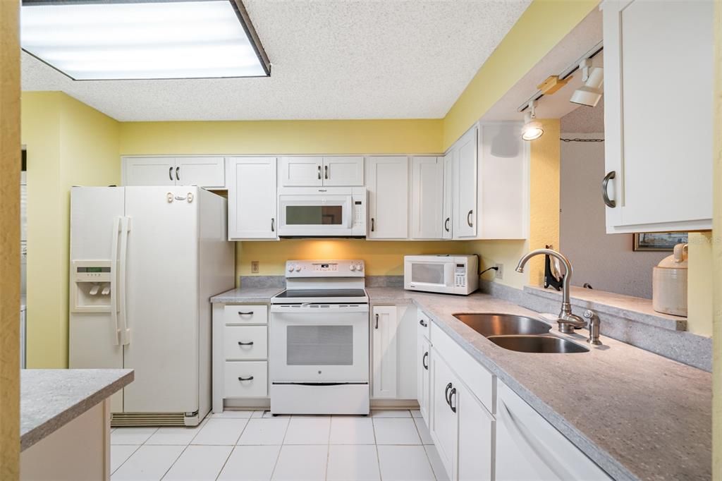 For Sale: $170,000 (2 beds, 2 baths, 960 Square Feet)