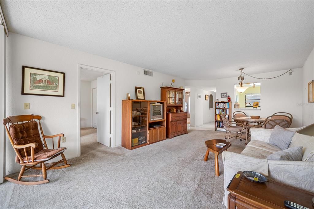 For Sale: $170,000 (2 beds, 2 baths, 960 Square Feet)