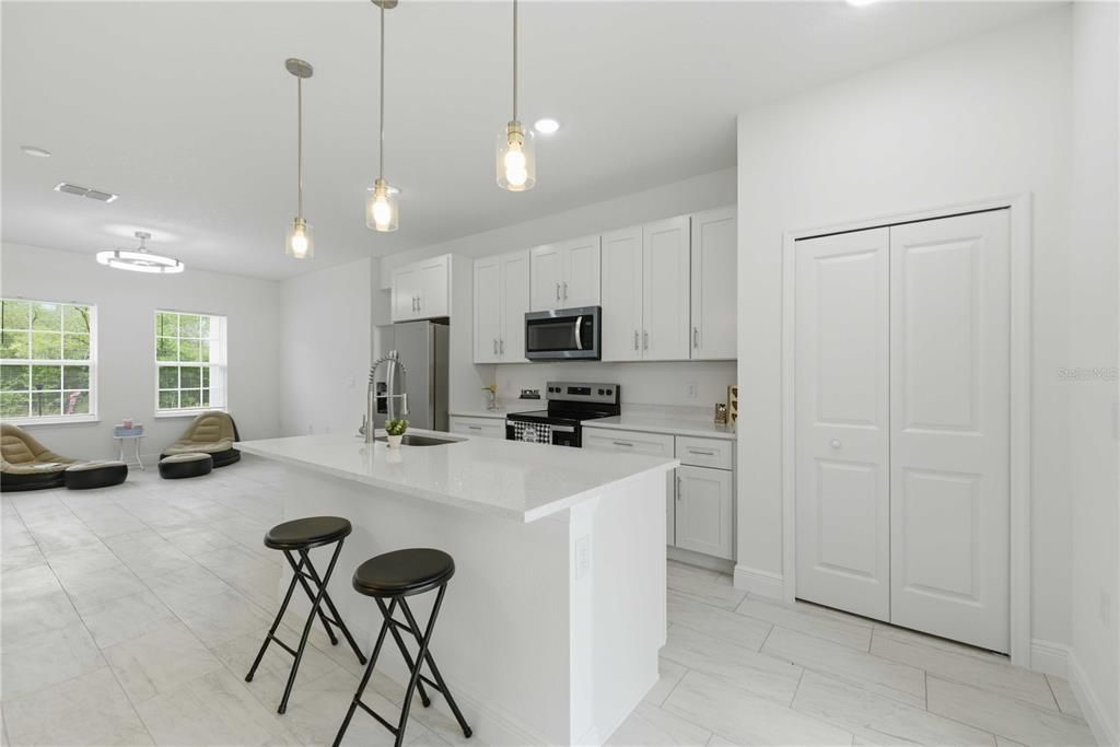 For Sale: $284,900 (4 beds, 2 baths, 1661 Square Feet)